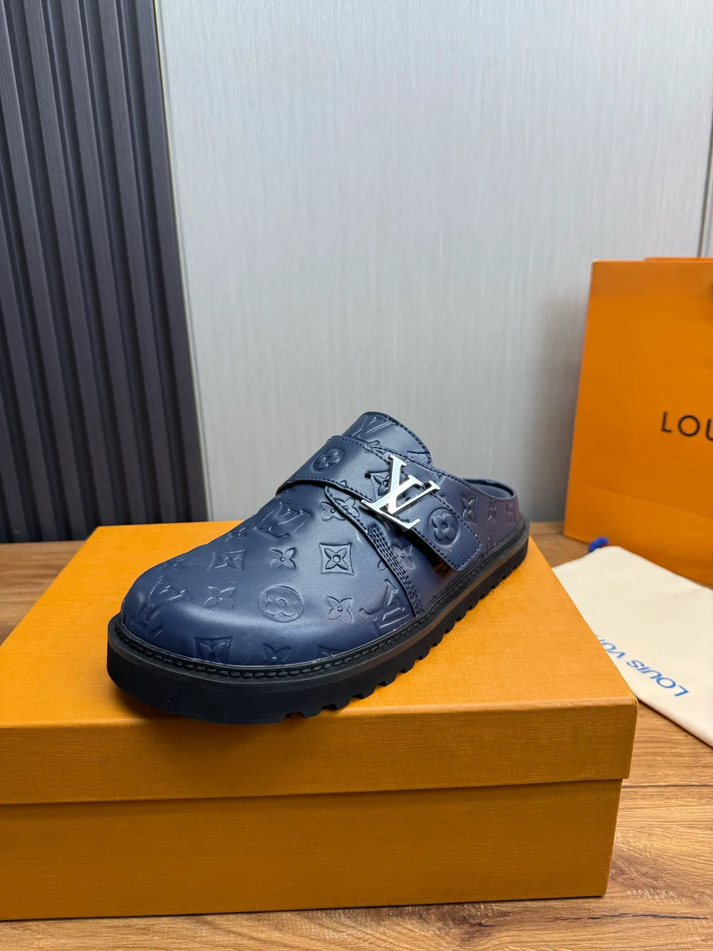 Men's men's shoes 460💰 Lv. Popular couple slippers hot sale🩷💚 🩴Official website one to one production 35-45 sizes 45 46 🉑️Customized!